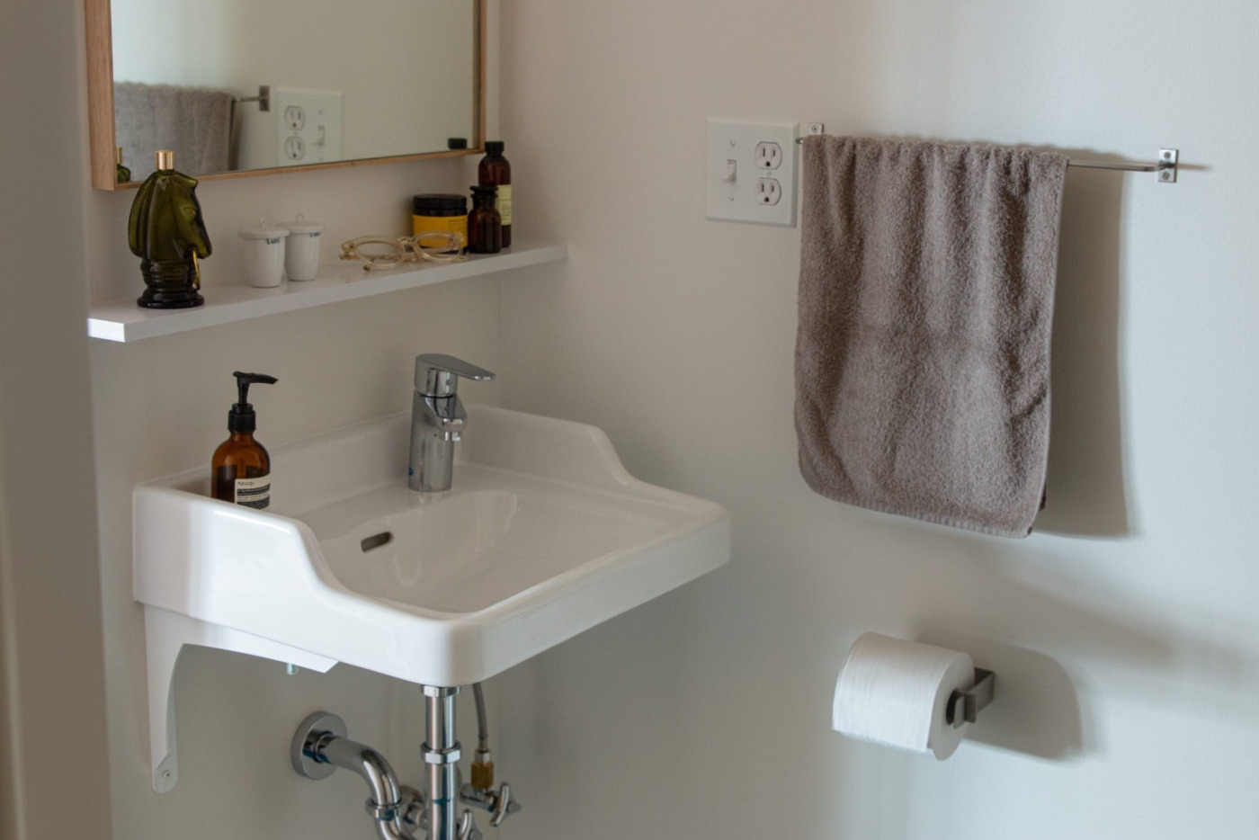 背面だけでなく手前にまで、ぐるりと水返しで囲われた形状。周囲に使う素材の選択肢も広がります。
