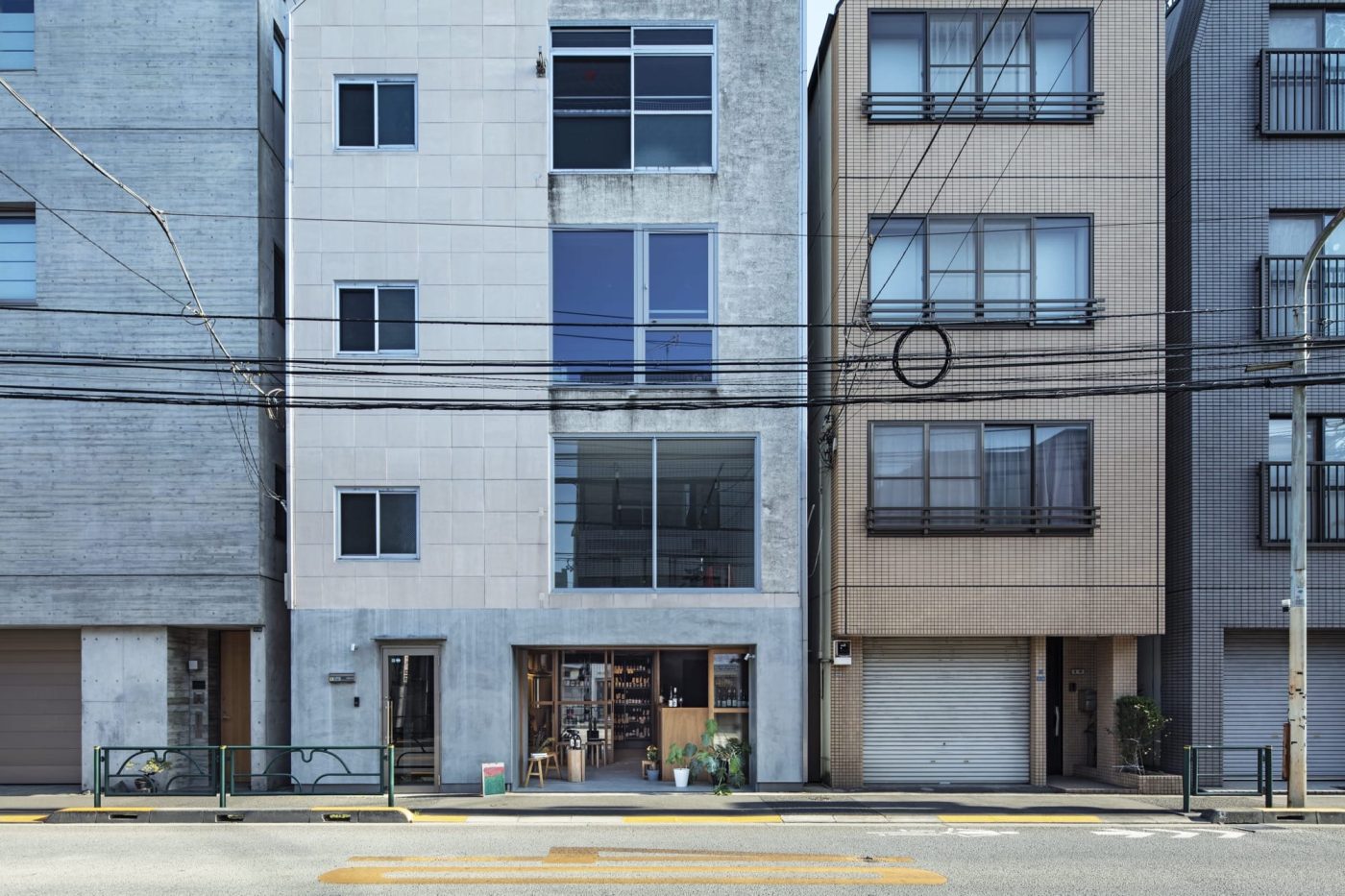 既存の車庫を改修した店舗。道路に面した建物の中に佇みます。