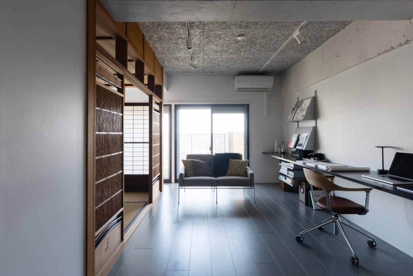 部屋は東向きで、「明るすぎる空間が苦手なのでちょうどいい」と広野さん。窓から見える朝方の景色がお気に入りだそう。