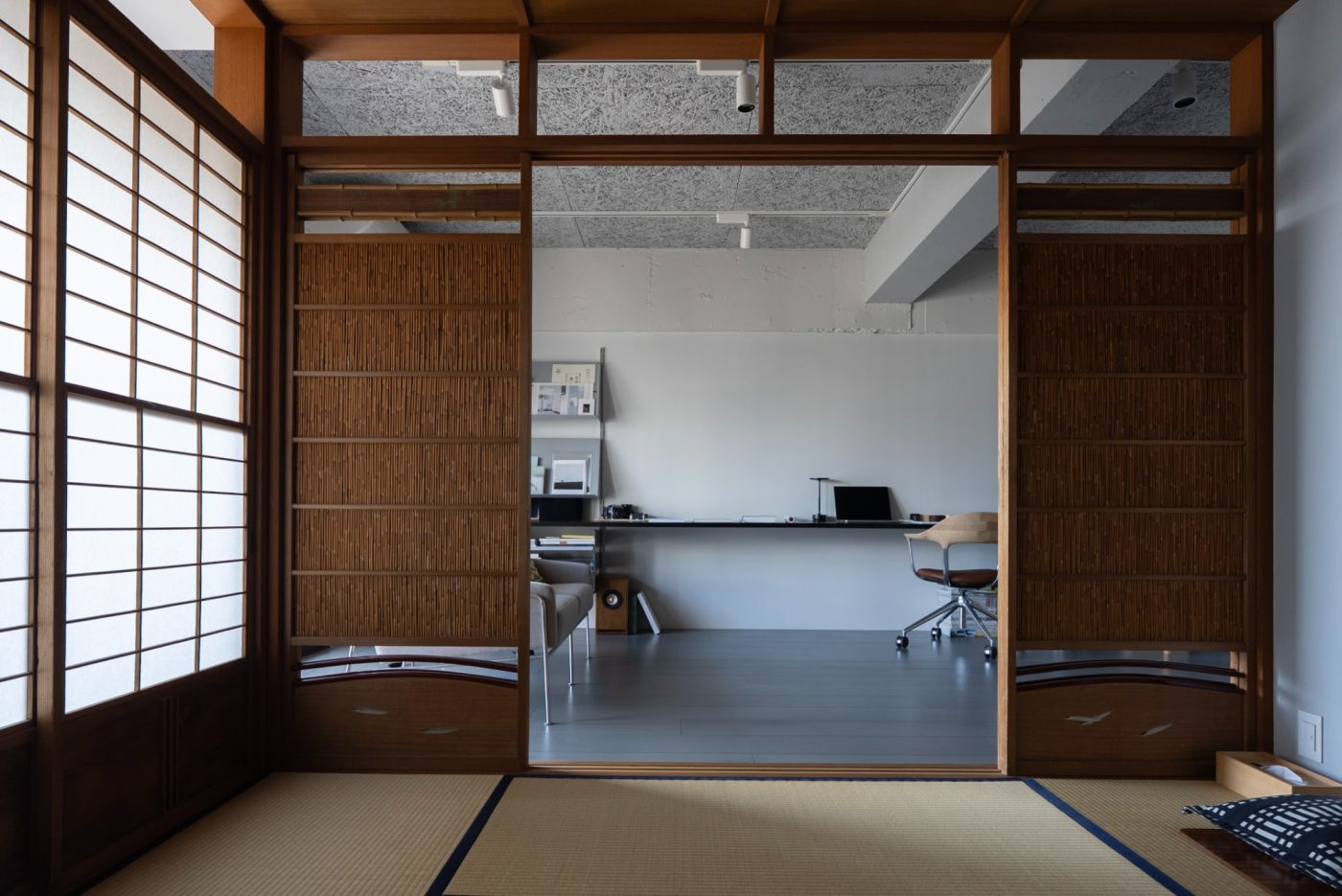 建具を嵌める枠や天井の色も、工事を担当した職人さんが建具に合わせて仕上げてくれました。