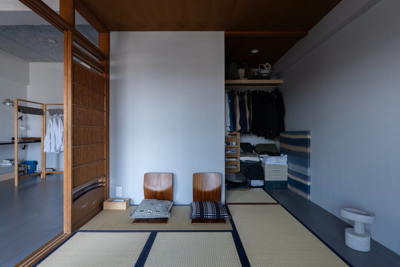 畳の縁は濃紺をセレクト。和室の奥は畳敷きのクローゼットになっており、布団も収納しています。