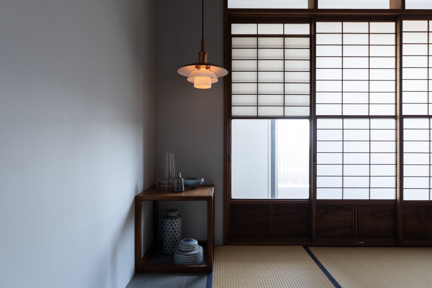 その時々の部屋の明るさに合わせて照度を調節できるよう、ペンダントライトには調光システムを入れています。