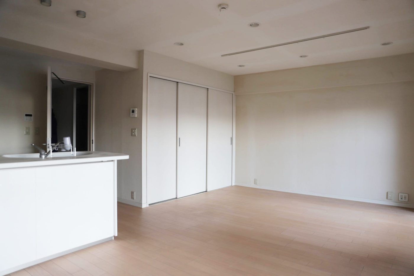 Before。広々していてシンプルな印象のお部屋。