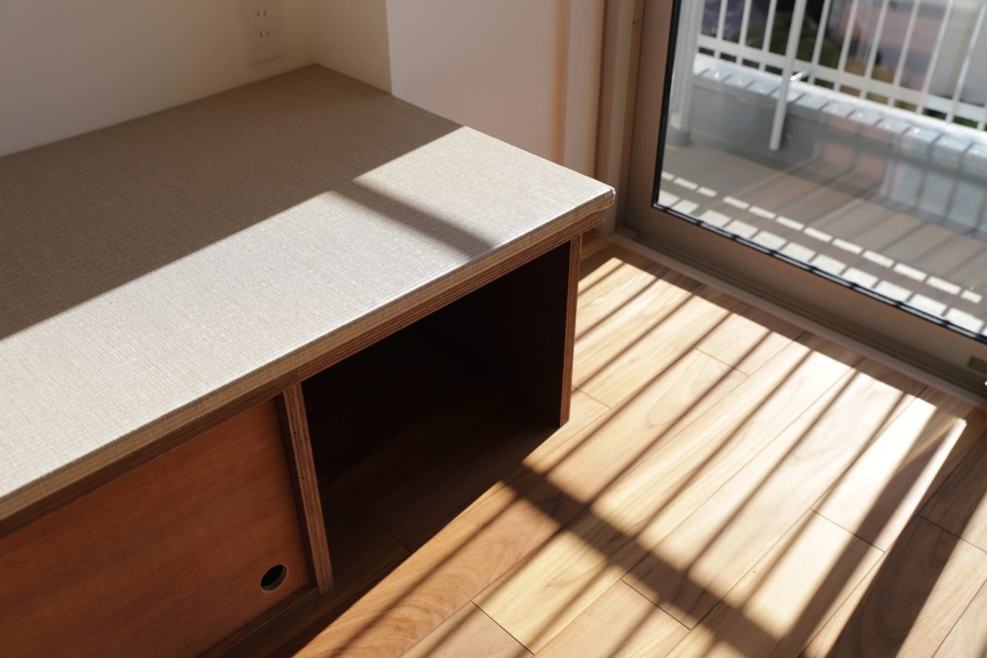 畳はグレーを採用。ベンチの下部は収納になっています。暖かい日の光が入って気持ちよく昼寝できそう。