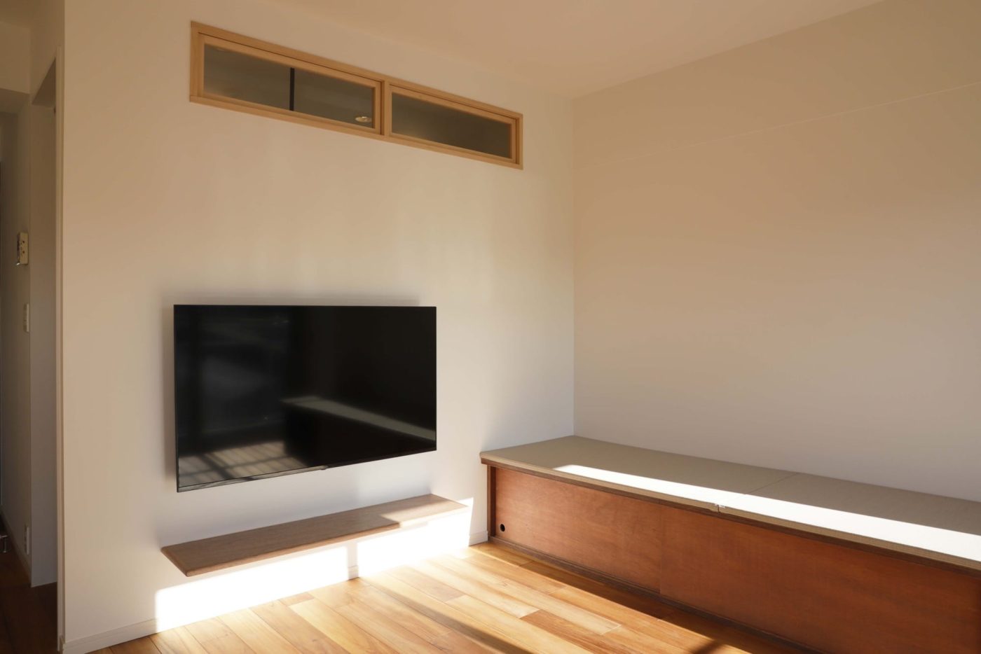 押入れだったところを壁にして、テレビの場所を確保しつつ、くつろげる場所も実現。