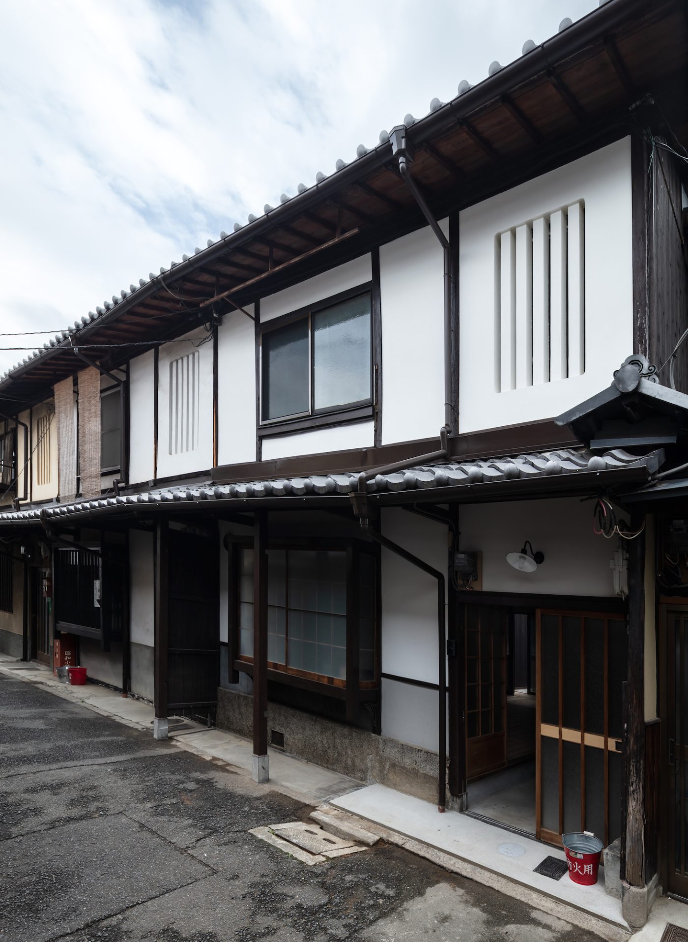 戦前の長屋をリノベーション。小商いもできる賃貸住宅に1