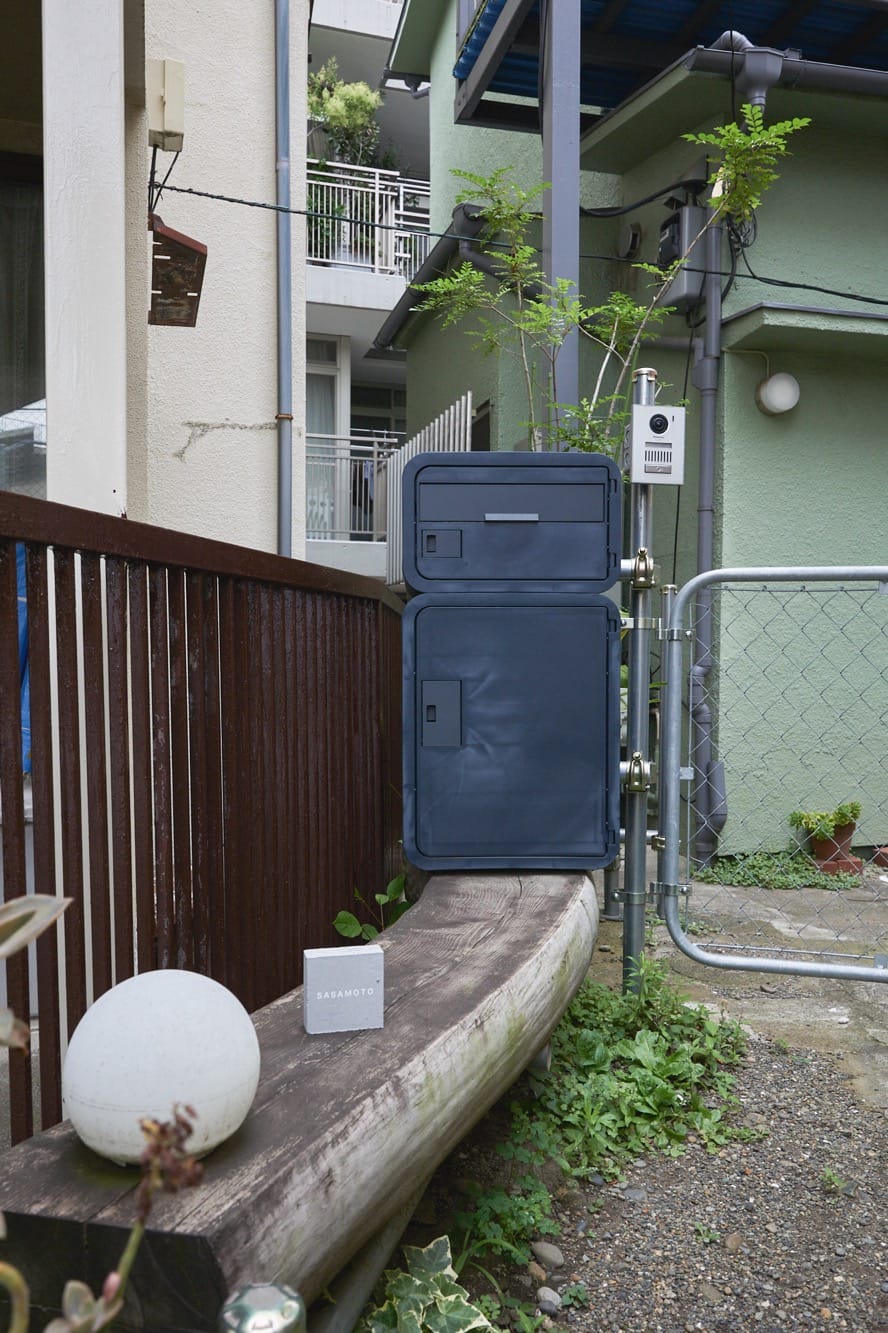 工事の関係で、庭の植栽は残せなかったが、改装前の玄関框に使われていた立派な木材をベンチとして残した。（撮影：Masanori Kaneshita）