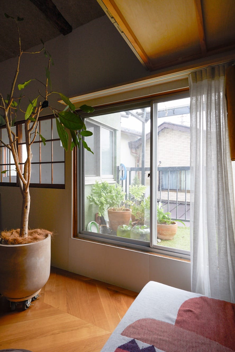 通りから見えていた物干し台は、室内から一段上がった高さになっている。（撮影：Masanori Kaneshita）