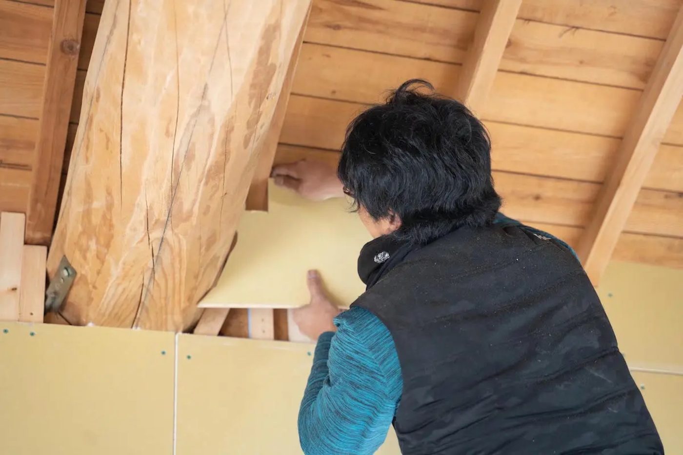 キッチンで作った料理を土間や庭で食べる、キャンプライクな戸建て暮らし21