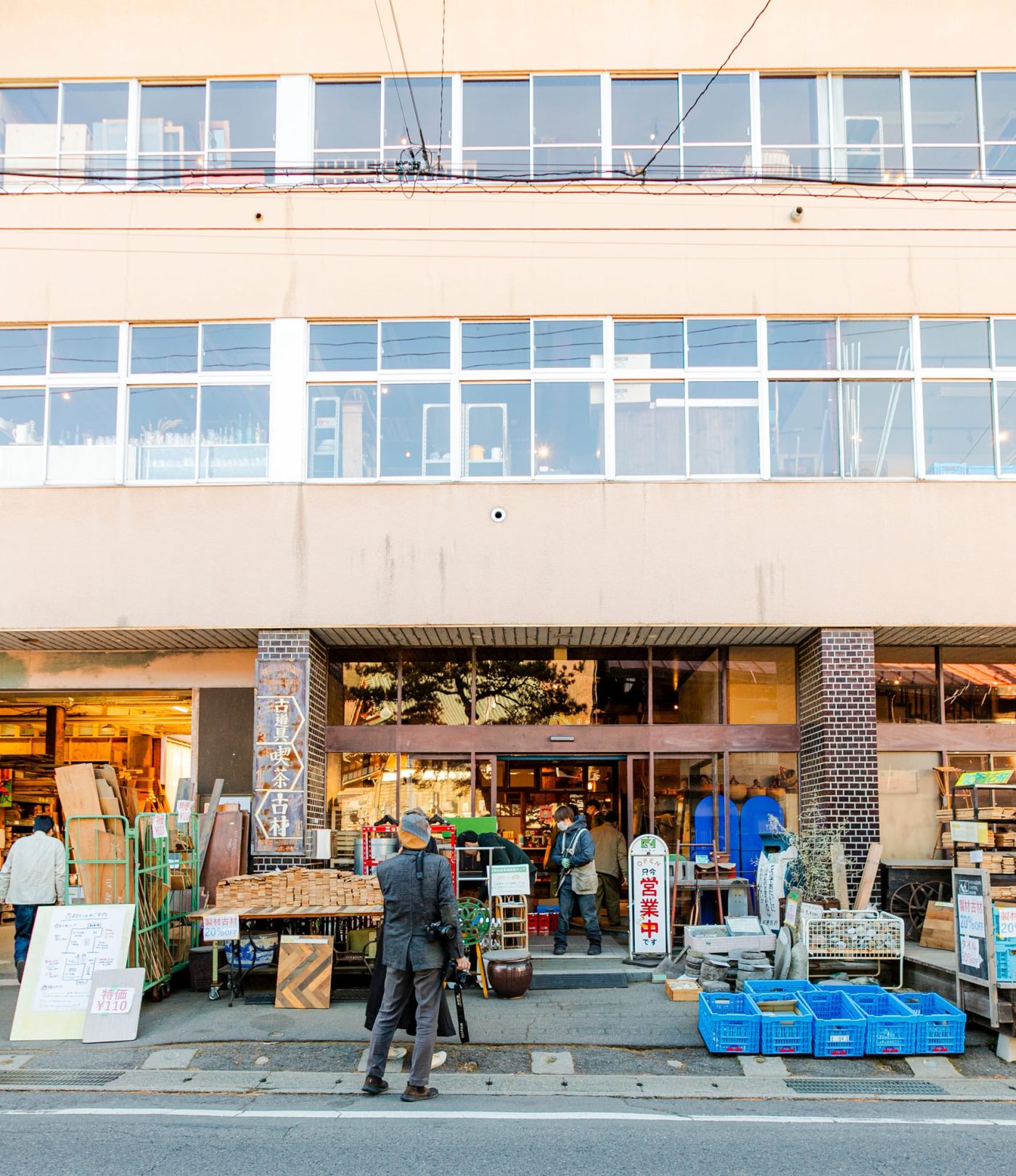 末広・小和田周辺の通称“スワマチ”と呼ばれているエリアの中心で活躍するのが古材と古道具のお店「ReBuilding Center JAPAN」