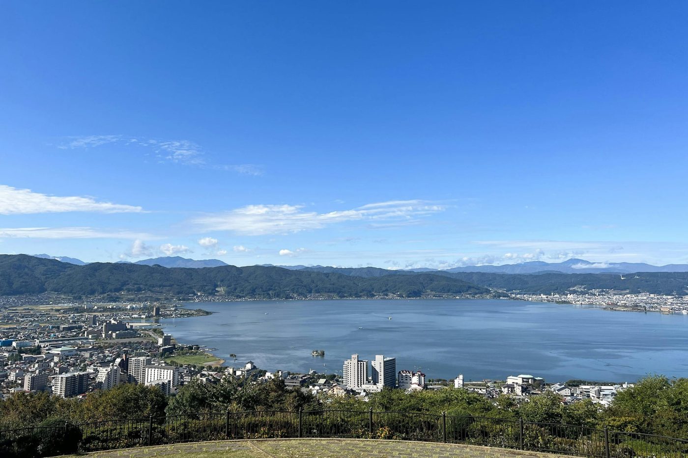 諏訪湖のまわりに町が広がる。甲州街道と中山道が交差する宿場町として古くから栄えた歴史ある地域で、300年以上続く酒蔵文化も！