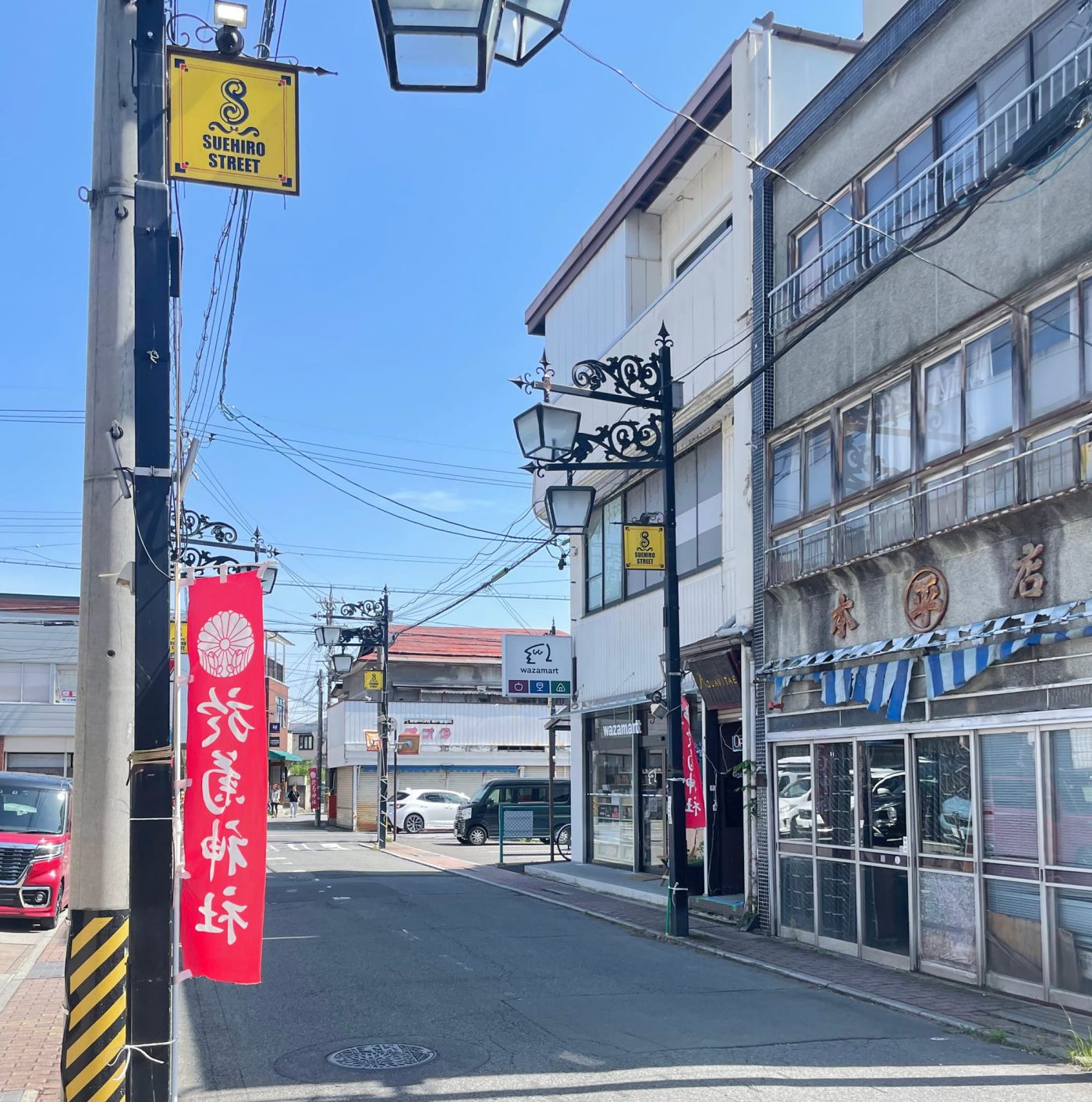 角の白いビルの3-4階部分が宿。EVはなく、建物左の階段が入口です。