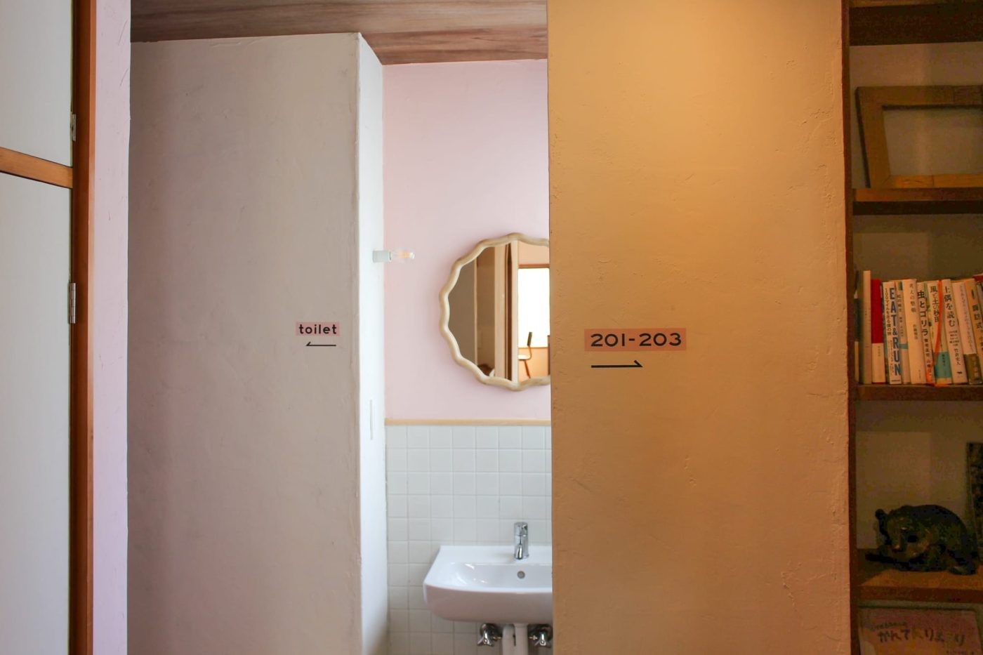 奥のトイレにつながる廊下部分。淡いピンクの壁もいい感じです。