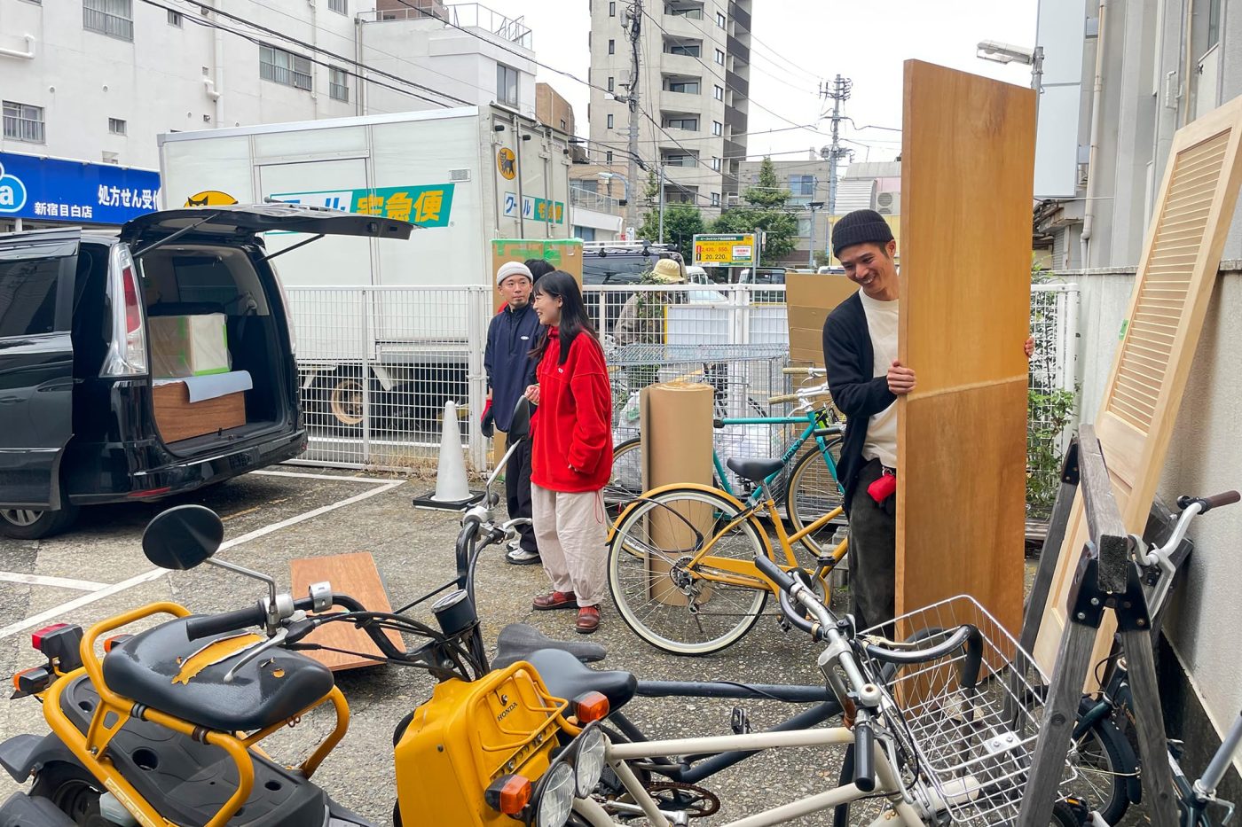 大物搬出にやってきた粟野さんとお手伝いのtoolboxスタッフたち。