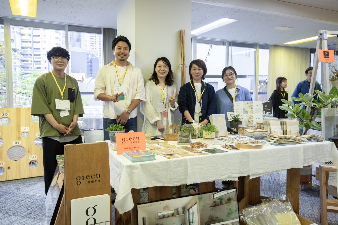 大阪・枚方を拠点にする「green建築工房」。会社のコンセプトでもある「自然素材」をテーマに、革小物や木の雑貨を揃えました。