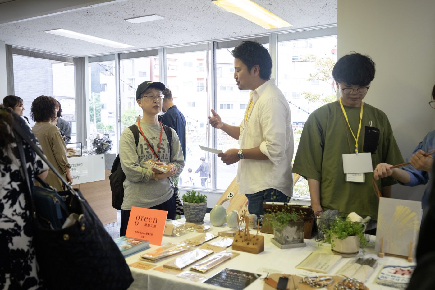 自然素材の魅力から家づくりへと話が広がる。