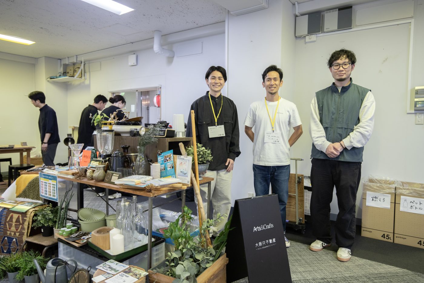大阪を拠点にする「アートアンドクラフト」。リノベーションの現場で見つけてきた、まだ使えるパーツや小物などの古物を販売。