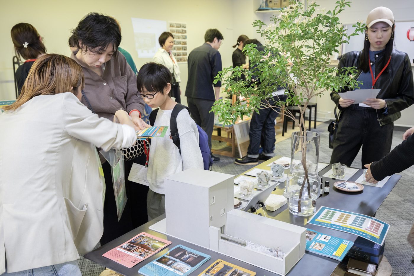 販売したディフューザーは、今回の「リノベご縁日」出店のために企画・製造したもの！お客様も興味津々。