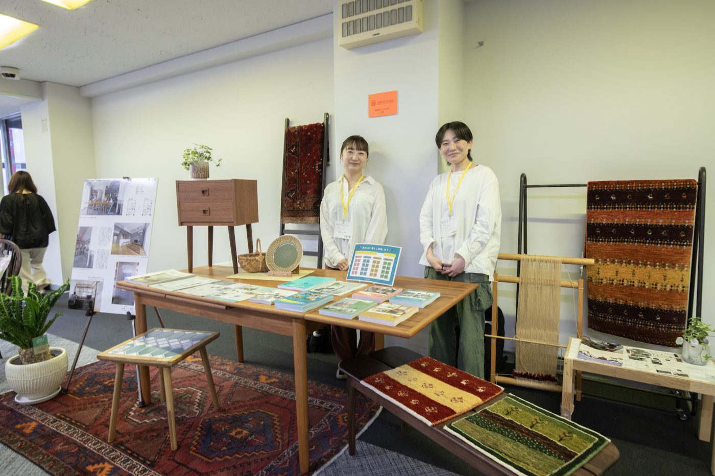 大阪・天神橋を拠点にする「シンプルハウス」。運営しているインテリアショップで販売している、アートギャッベやヴィンテージ家具を展示。