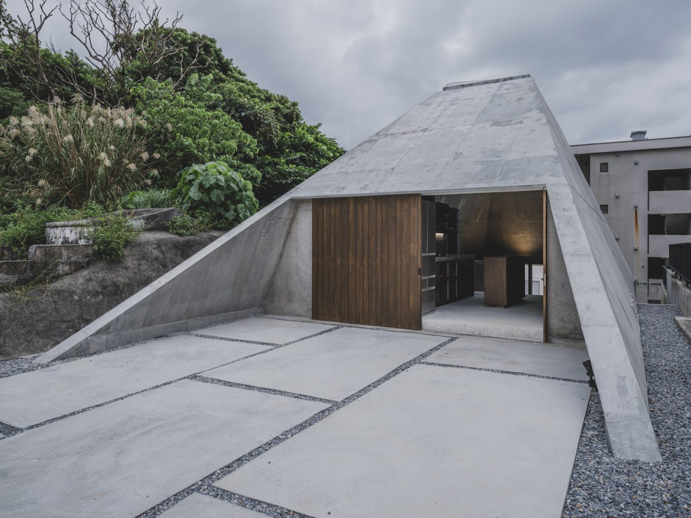 まるで美術館!?コンクリートのピラミッドの中に住む3