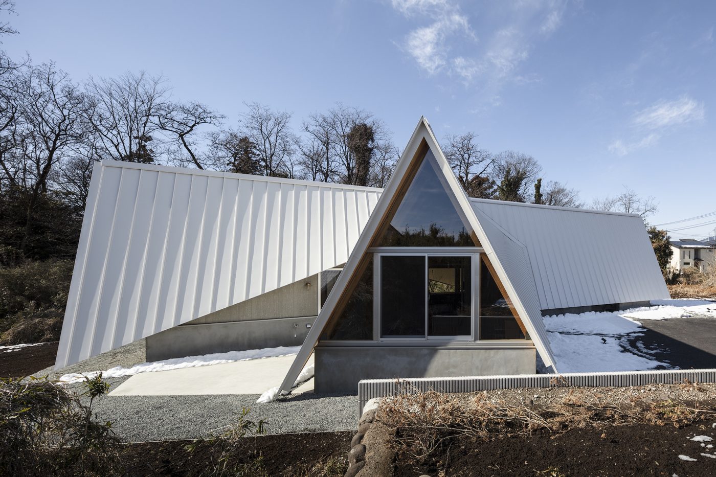 自然と暮らしを組み立てる。テントのような三角屋根の住まい3