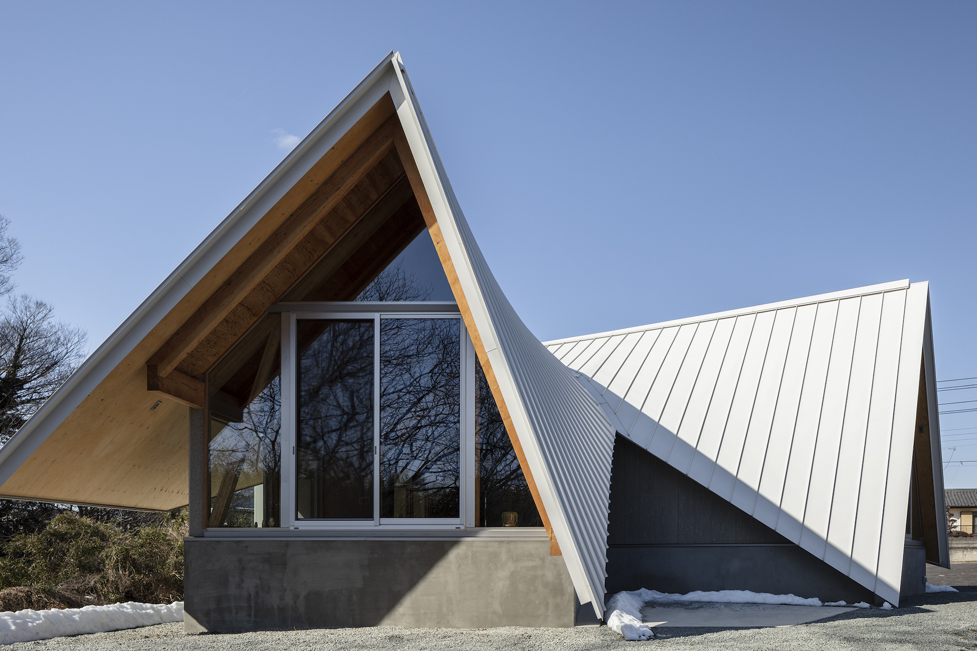 自然と暮らしを組み立てる。テントのような三角屋根の住まい | toolbox