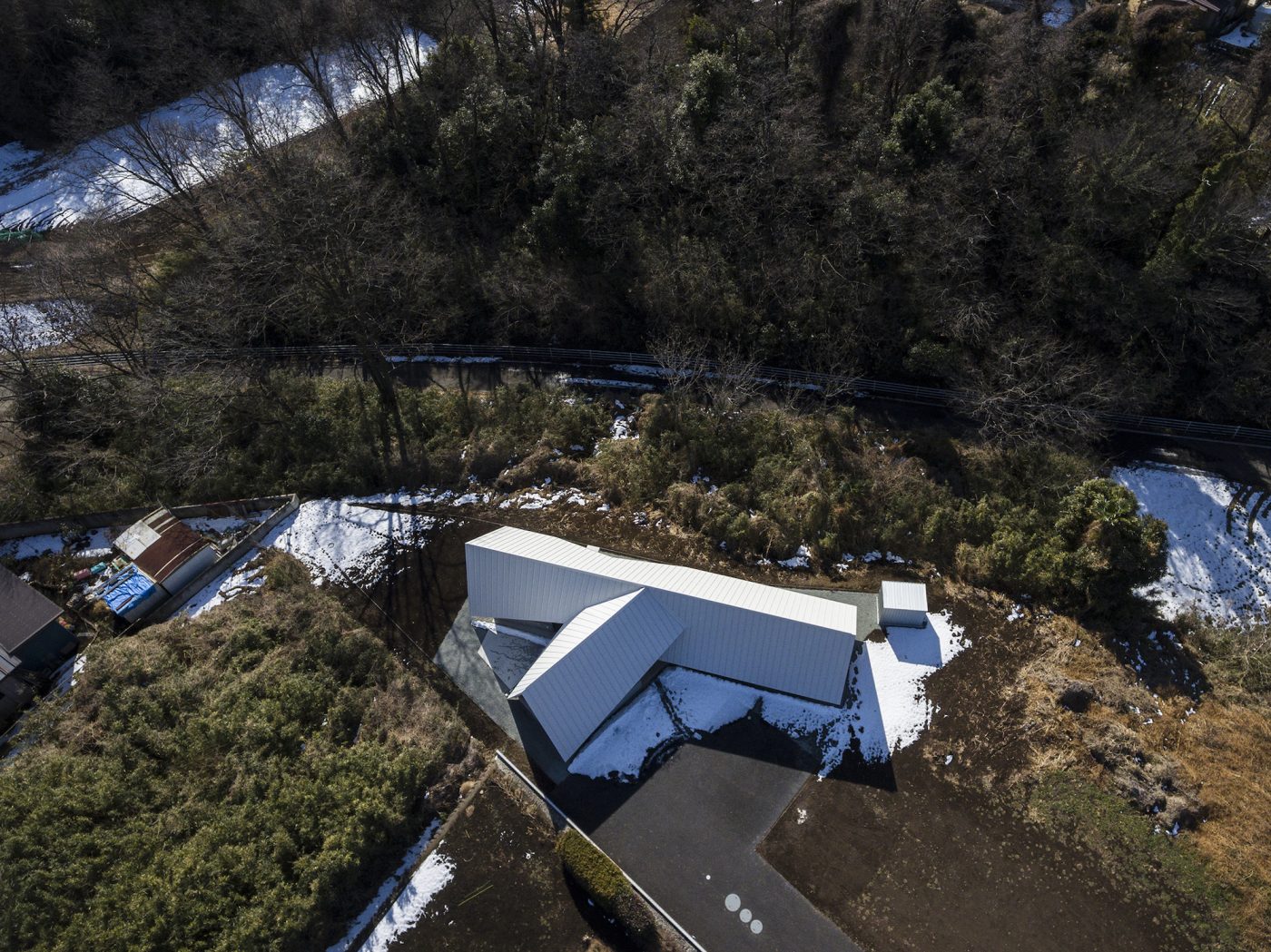 自然と暮らしを組み立てる。テントのような三角屋根の住まい1