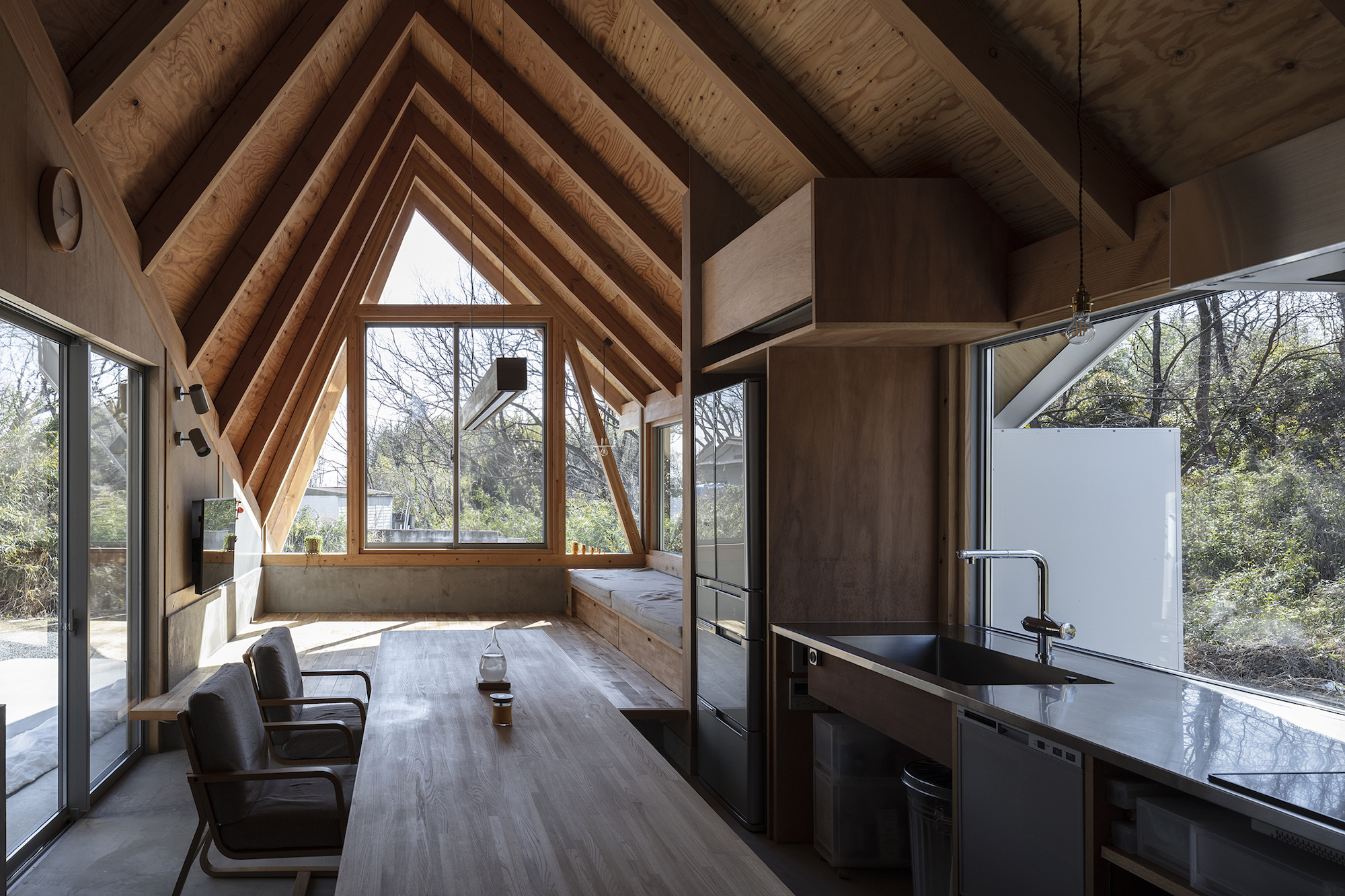 自然と暮らしを組み立てる。テントのような三角屋根の住まい vol.4