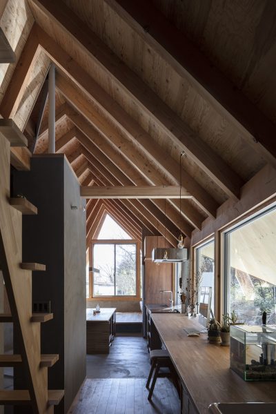 自然と暮らしを組み立てる。テントのような三角屋根の住まい vol.3