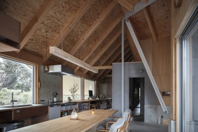 自然と暮らしを組み立てる。テントのような三角屋根の住まい vol.2