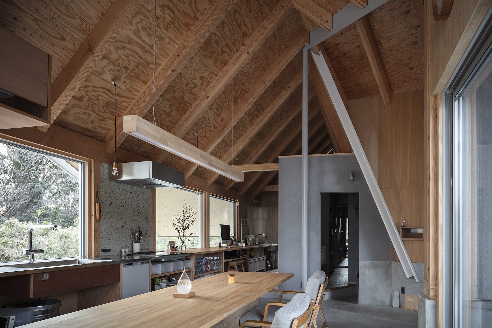 自然と暮らしを組み立てる。テントのような三角屋根の住まい vol.2