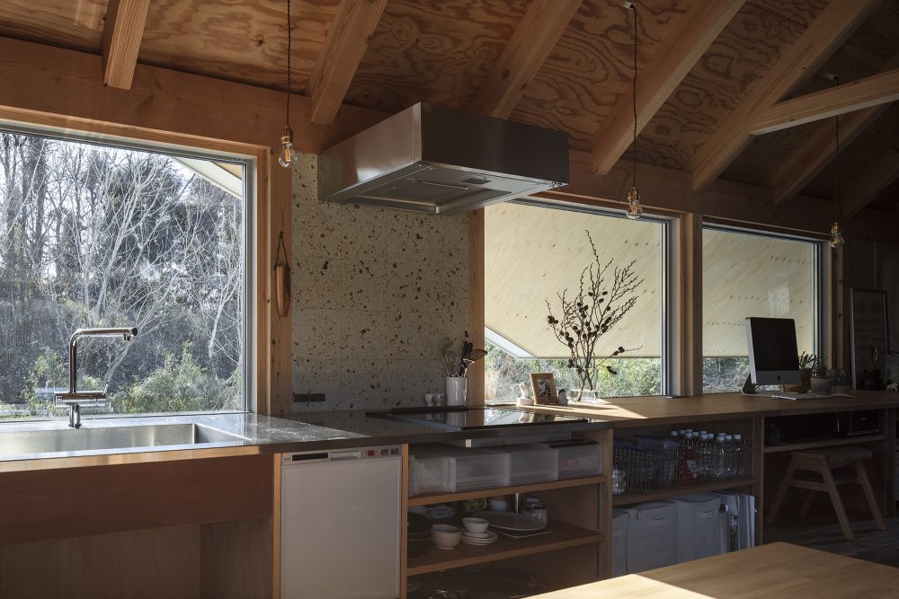 自然と暮らしを組み立てる。テントのような三角屋根の住まい vol.1