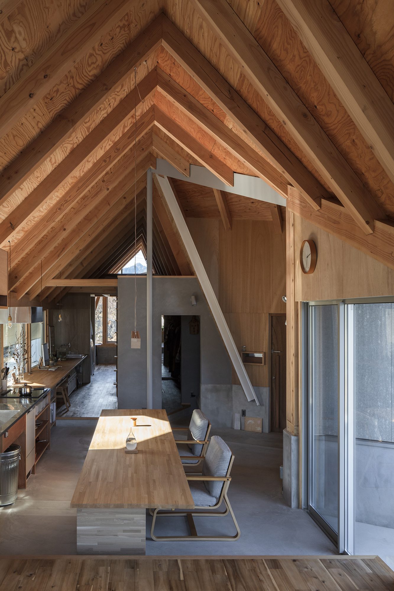自然と暮らしを組み立てる。テントのような三角屋根の住まい15