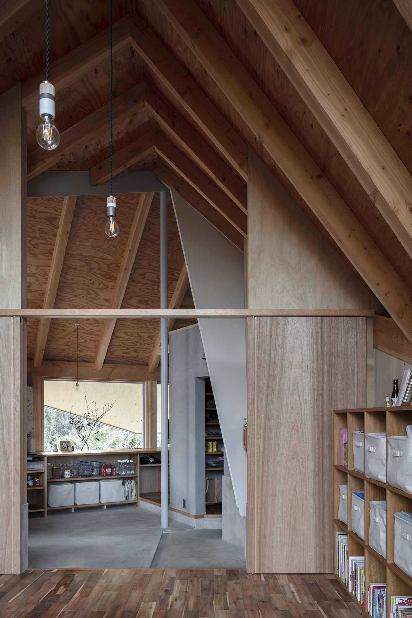自然と暮らしを組み立てる。テントのような三角屋根の住まい19