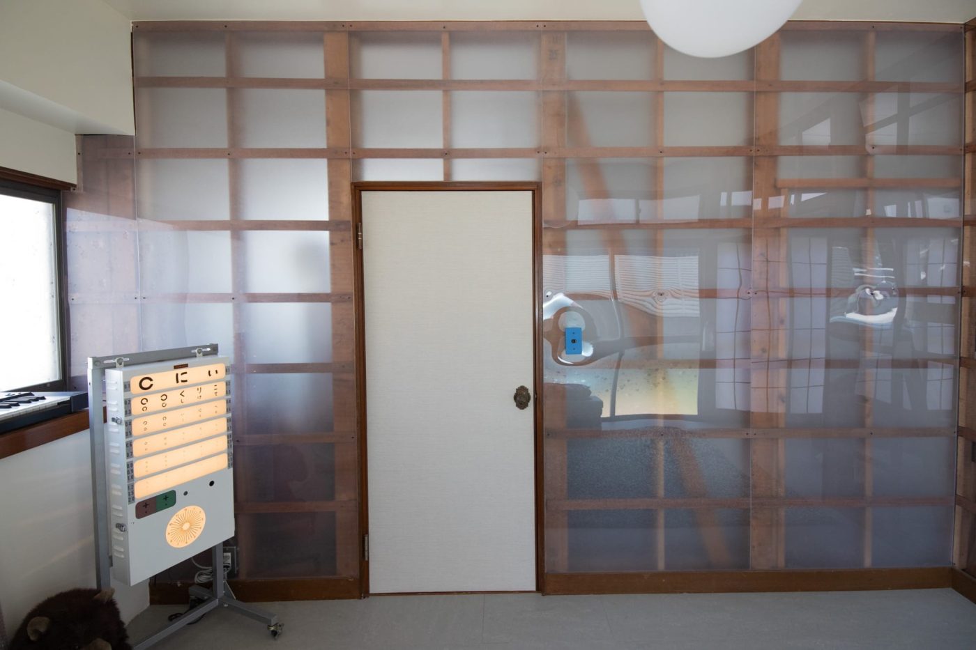 左端にある視力検査のマシーンは間接照明にしようと購入したもの。