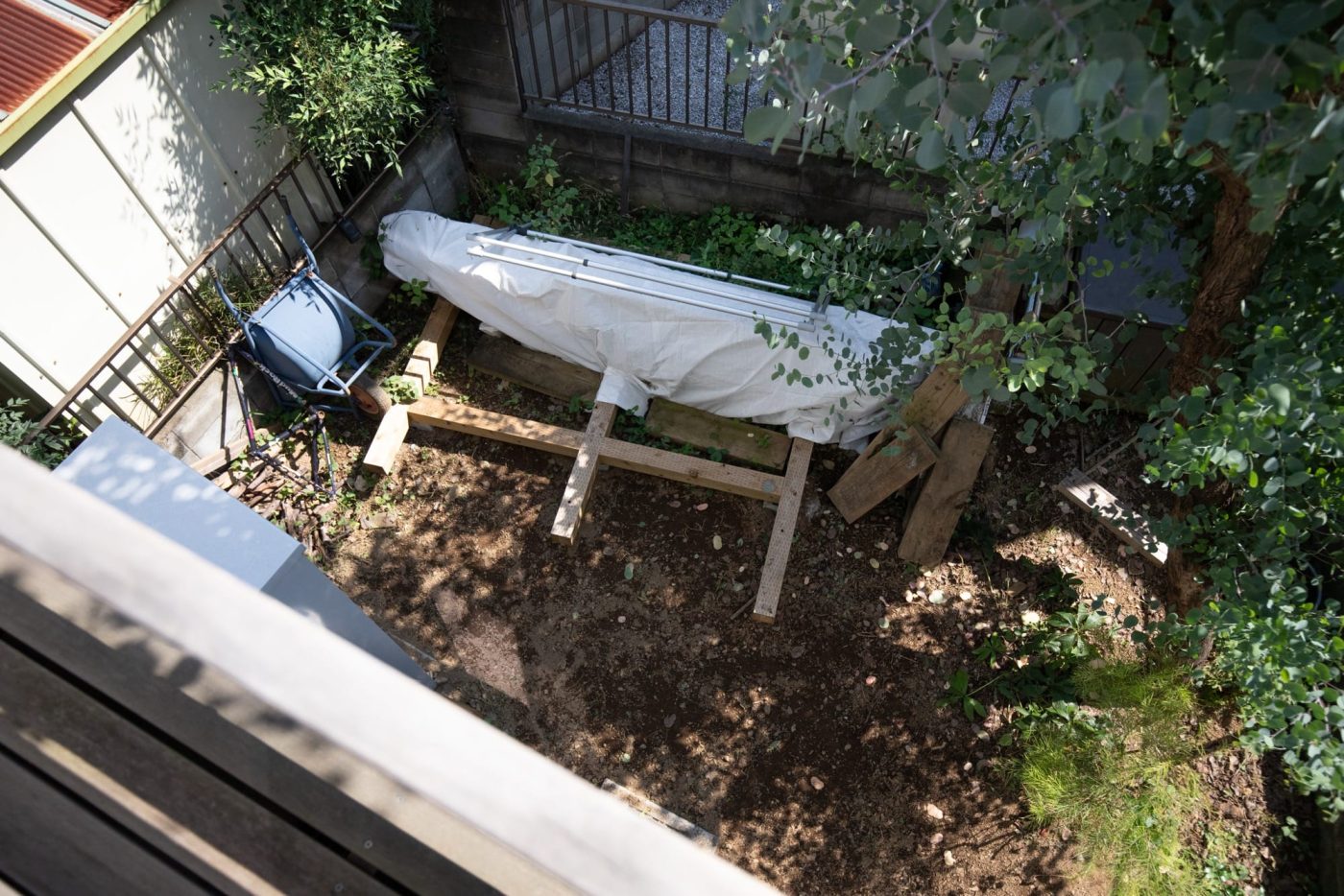 今は穴をほって、砂利とコンクリ流した基礎の状態。道具小屋として使う予定。