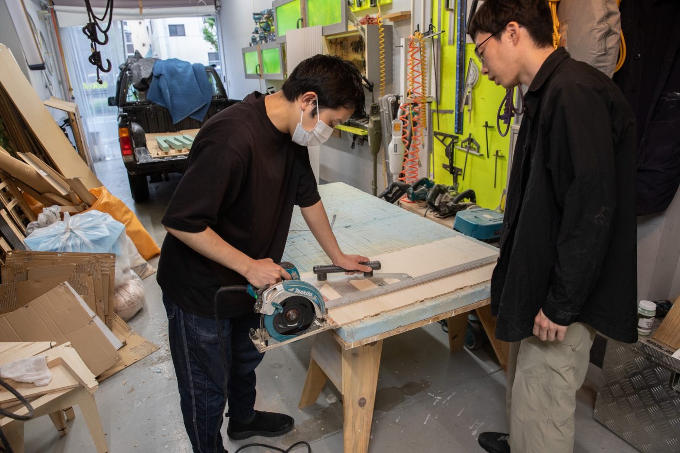 建築学生時代に工具は使っていたものの丸鋸を使うのは初めて。怪我をしないためにもしっかりと練習します。