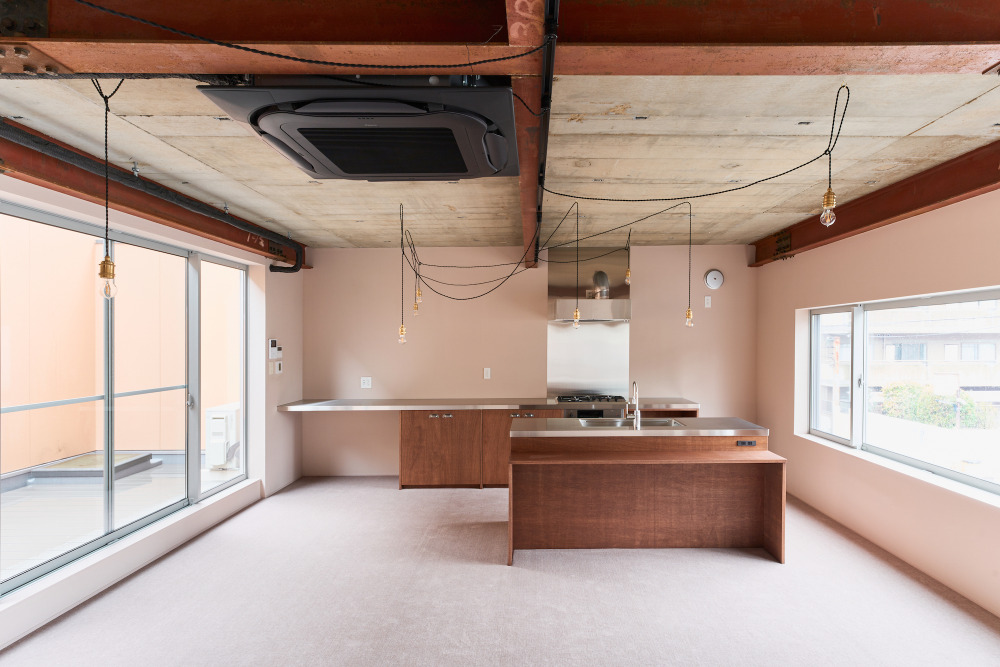 元活版印刷の作業場だった建物が、ポップで心地よい住まいに。家族が集まる39㎡のLDK