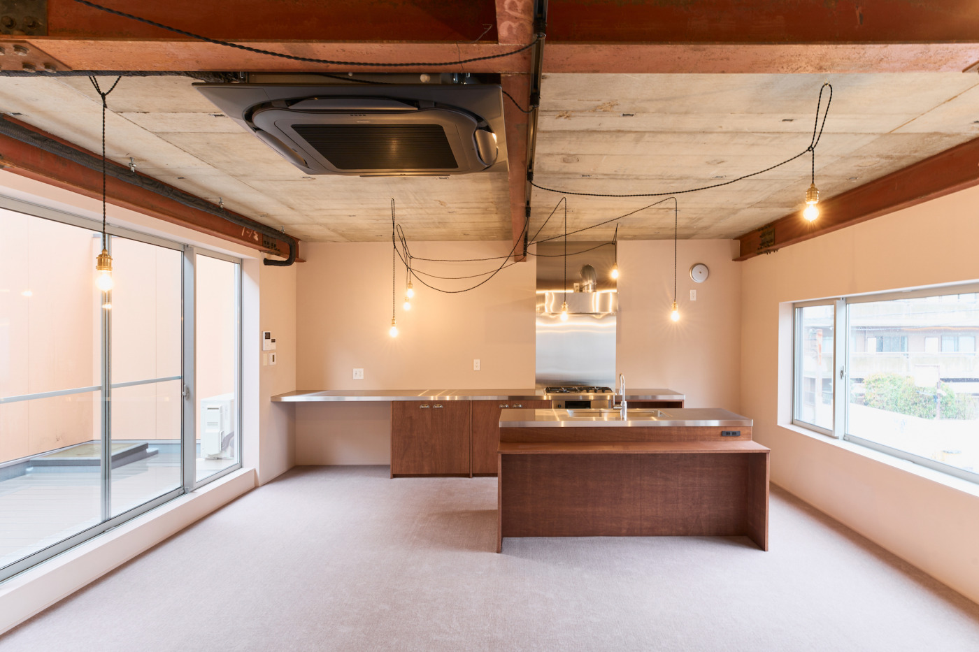 元活版印刷の作業場だった建物が、ポップで心地よい住まいに。家族が集まる39㎡のLDK8