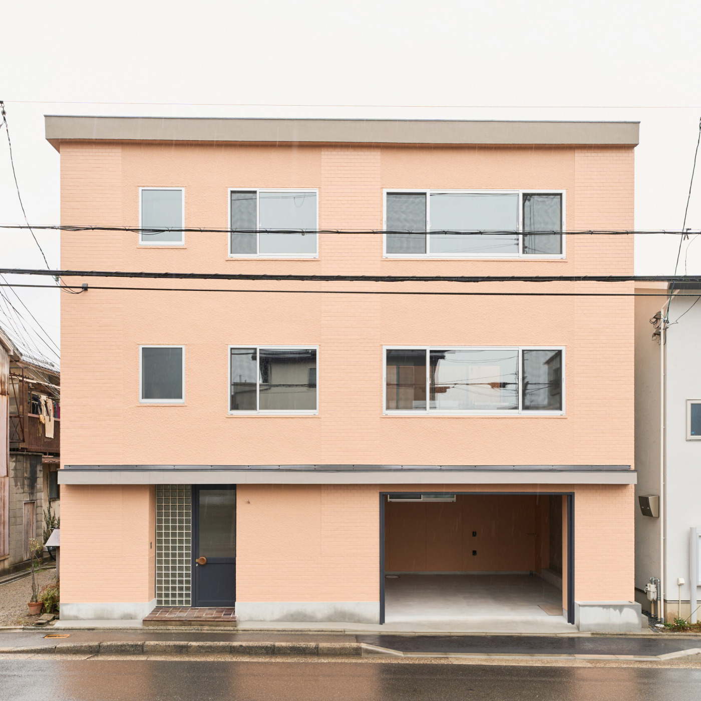 元活版印刷の作業場だった建物が、ポップで心地よい住まいに。家族が集まる39㎡のLDK2