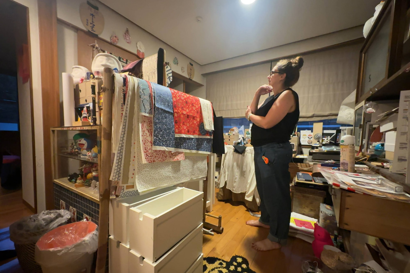 JUJUさんのご自宅のアトリエ。作品づくりのための素材で埋め尽くされていました。