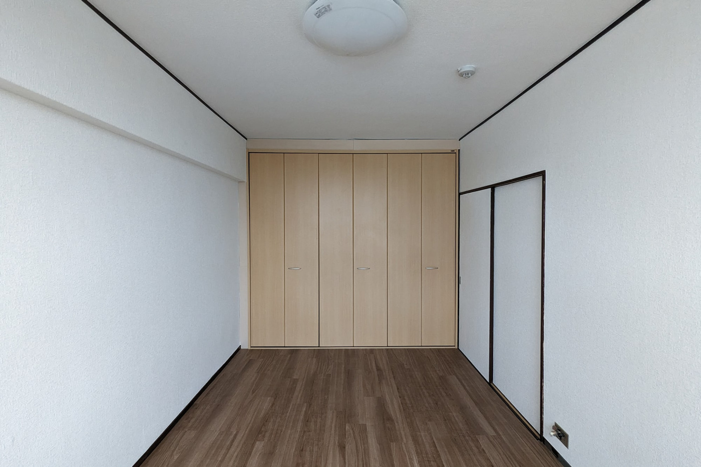 収納の建具はペカペカにお化粧直しされていました。