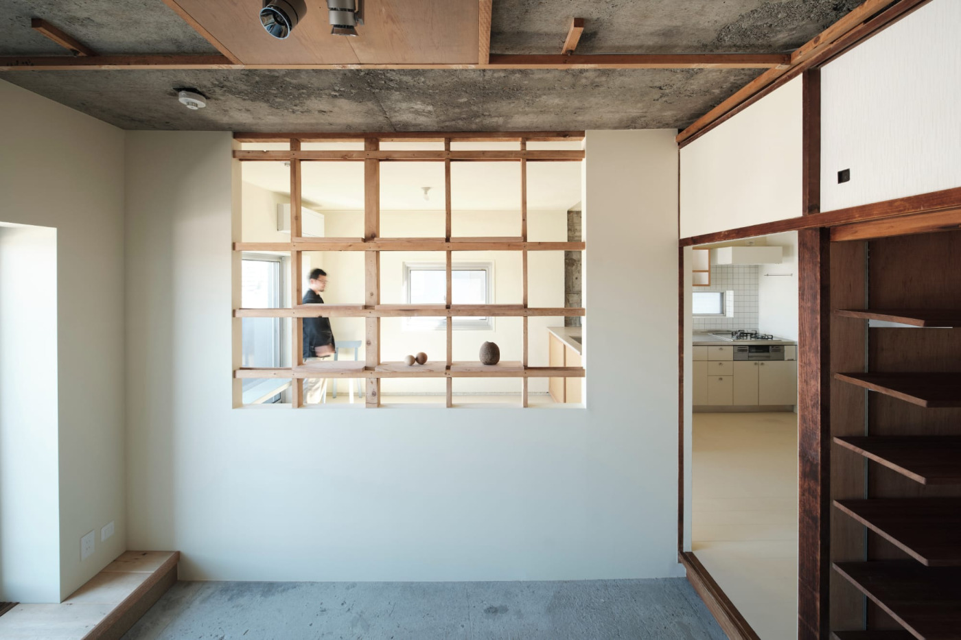 JUJUさんが気に入った『studyroom#1』の「間柱現しの壁」。ここにダルマアートを飾るイメージが浮かんだそう。