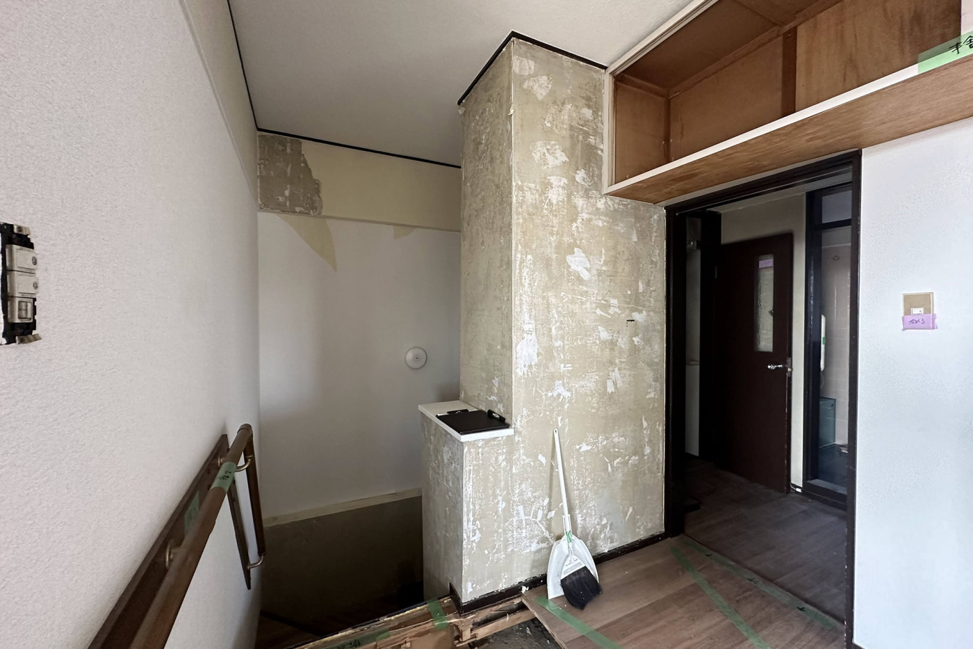 試しに一杉がクロス剥がしした壁。“民藝の壁パート2”と呼びましょう。