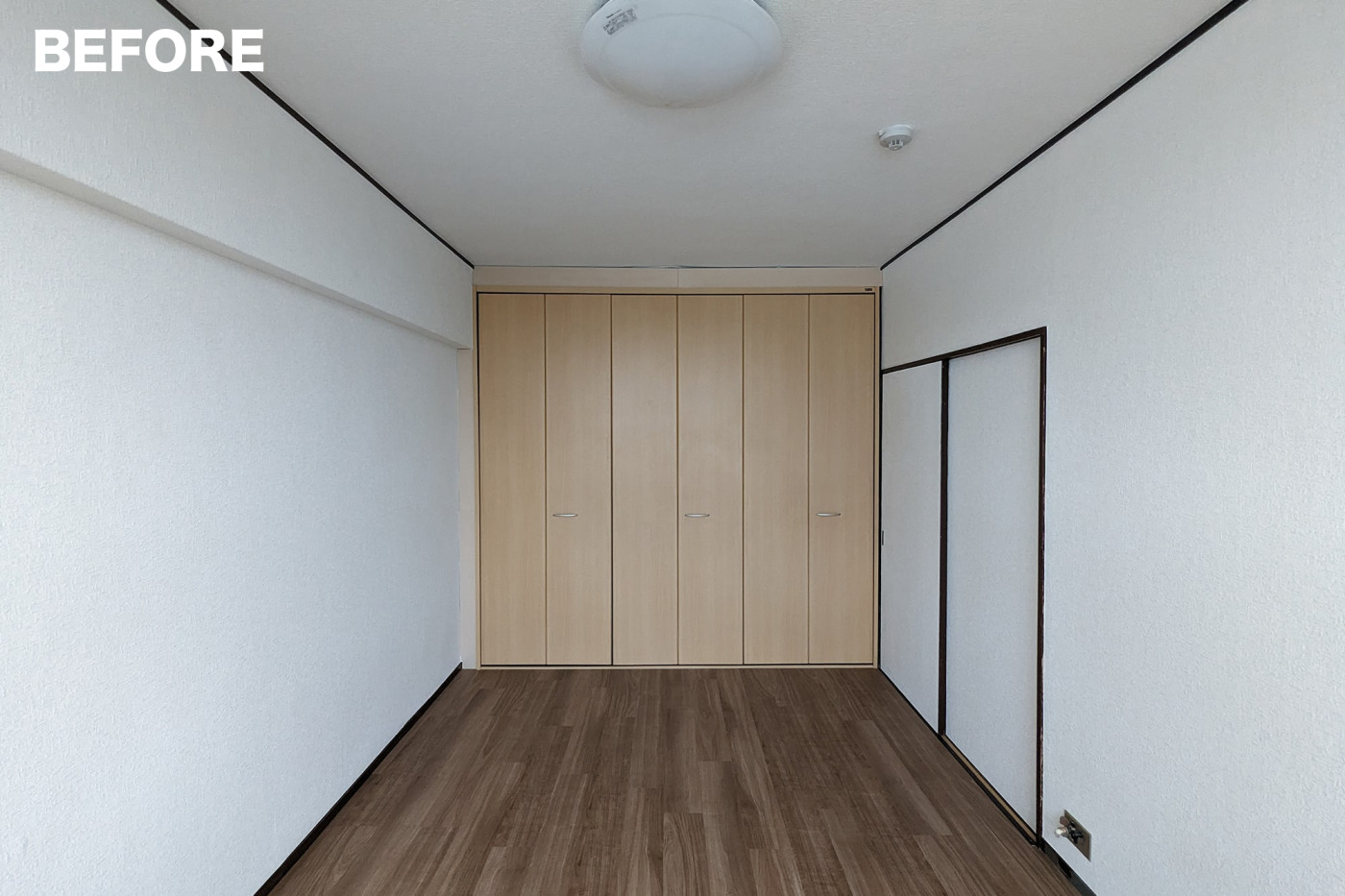 木目調シートが貼られていたクローゼット扉は、JUJUさんも僕らも変えたいと思った箇所。