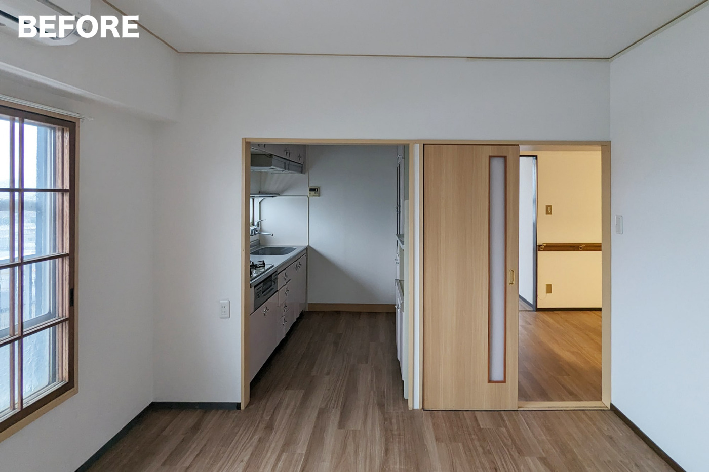 建具と床の色味の差が、チグハグ感を出していました。