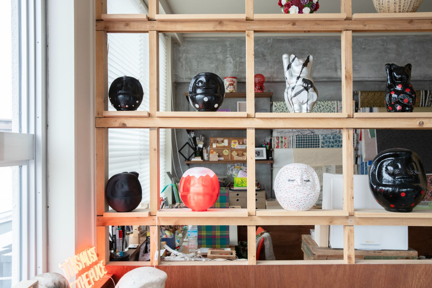 『studyroom#1』を見てJUJUさんが取り入れたいと思っていた間柱現し壁には、ダルマアートを陳列。