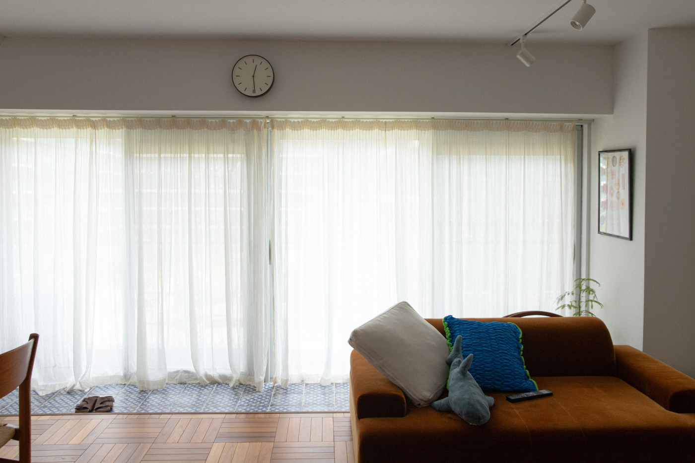 元々２部屋だった空間をひと続きにしたリビングには大きな窓が出現。東向きなので1日中柔らかい光が室内に拡散します。
