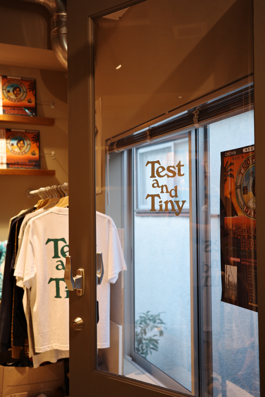 世田谷区上馬にあるビルの2階へ上がると6畳ほどの空間にお店があります。