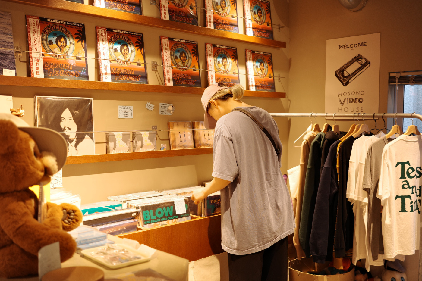 小さな空間に繋がりのある人たちがセレクトやデザインをした商品やオリジナルグッズがぎゅっと詰まった店内。